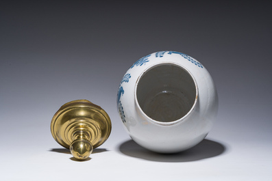 Een grote Engels Delfts blauw-witte aardewerken apothekerspot met een cartouche, vermoedelijk Lambeth, 18de eeuw