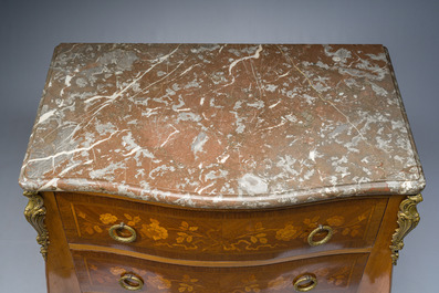 Een Franse Transition-stijl marqueterie commode met verguld bronzen monturen en grijs en rood geaderd marmer bovenblad, eerst helft 20ste eeuw