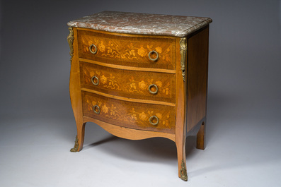 Een Franse Transition-stijl marqueterie commode met verguld bronzen monturen en grijs en rood geaderd marmer bovenblad, eerst helft 20ste eeuw