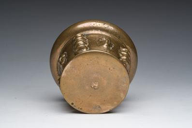 Een Franse bronzen vijzel met mascarons en stamper, vermoedelijk Le Puy-en-Velay, 16de/17de eeuw