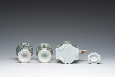 Een paar Chinese famille verte stem cups met floraal decor en een Franse Samson famille verte-stijl theepot met deksel, Kangxi en 19de eeuw