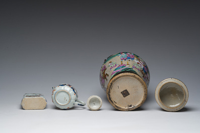 Een Chinese Nanking craquel&eacute; famille rose dekselvaas met strijdsc&egrave;nes, een theebus en een Imari-stijl theepot met deksel, 18de/19de eeuw