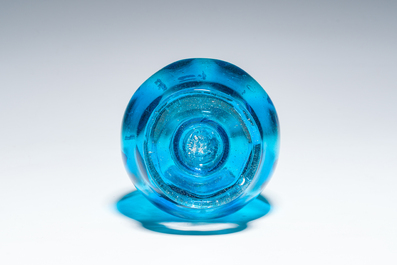 Een islamitische blauwgekleurde glazen parfumsprinkler of traanfles ('ashkdan'), Qajar, Iran, 19de eeuw