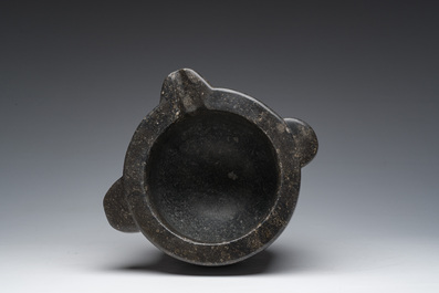 Een Franse zwartmarmeren vijzel met een latere houten stamper, 18de/19de eeuw