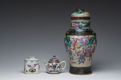 Een Chinese Nanking craquel&eacute; famille rose dekselvaas met strijdsc&egrave;nes, een theebus en een Imari-stijl theepot met deksel, 18de/19de eeuw