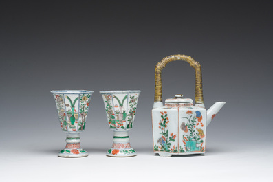 Een paar Chinese famille verte stem cups met floraal decor en een Franse Samson famille verte-stijl theepot met deksel, Kangxi en 19de eeuw
