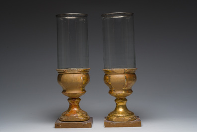 Een paar Lodewijk XVI-stijl fotoforen of windlichten in verguld en polychroom gedecoreerd hout en glas, 19de/20ste eeuw