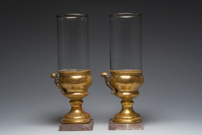 Een paar Lodewijk XVI-stijl fotoforen of windlichten in verguld en polychroom gedecoreerd hout en glas, 19de/20ste eeuw