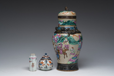 Een Chinese Nanking craquel&eacute; famille rose dekselvaas met strijdsc&egrave;nes, een theebus en een Imari-stijl theepot met deksel, 18de/19de eeuw