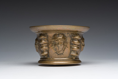 Een Franse bronzen vijzel met mascarons en stamper, vermoedelijk Le Puy-en-Velay, 16de/17de eeuw