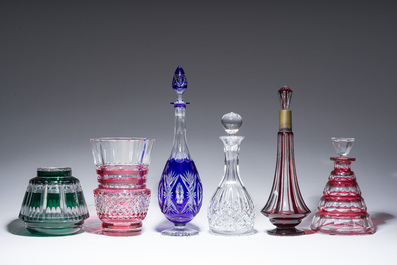 Een gevarieerde collectie voornamelijk deels gekleurd gelaagd kristal, w.o. Val Saint Lambert en Atlantis, 20ste eeuw