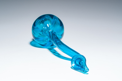 Een islamitische blauwgekleurde glazen parfumsprinkler of traanfles ('ashkdan'), Qajar, Iran, 19de eeuw