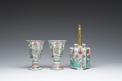 Een paar Chinese famille verte stem cups met floraal decor en een Franse Samson famille verte-stijl theepot met deksel, Kangxi en 19de eeuw