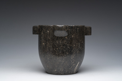 Een Franse zwartmarmeren vijzel met een latere houten stamper, 18de/19de eeuw