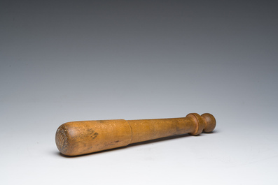 Een Franse zwartmarmeren vijzel met een latere houten stamper, 18de/19de eeuw