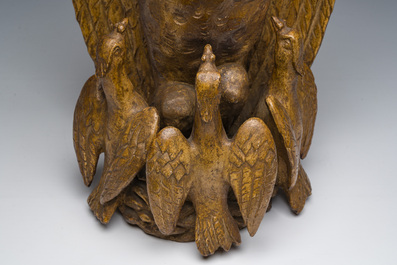 Een Belgische groep in gepatineerd terracotta met een pelikaan die haar jongen voedt als symbool van ouderliefde en zelfopoffering, 19de/20ste eeuw