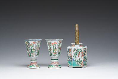 Een paar Chinese famille verte stem cups met floraal decor en een Franse Samson famille verte-stijl theepot met deksel, Kangxi en 19de eeuw