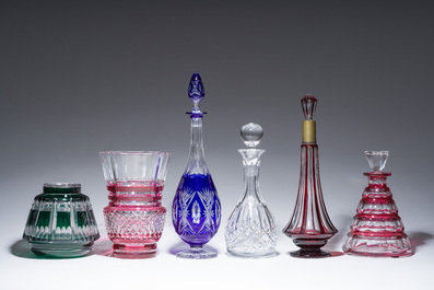 Een gevarieerde collectie voornamelijk deels gekleurd gelaagd kristal, w.o. Val Saint Lambert en Atlantis, 20ste eeuw