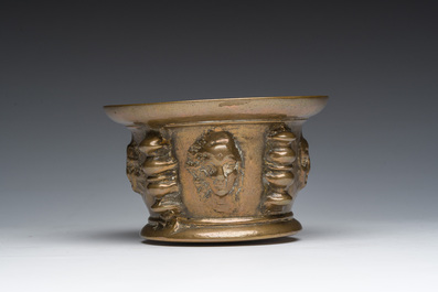 Een Franse bronzen vijzel met mascarons en stamper, vermoedelijk Le Puy-en-Velay, 16de/17de eeuw