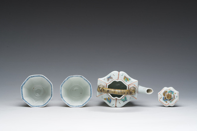 Een paar Chinese famille verte stem cups met floraal decor en een Franse Samson famille verte-stijl theepot met deksel, Kangxi en 19de eeuw