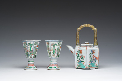 Een paar Chinese famille verte stem cups met floraal decor en een Franse Samson famille verte-stijl theepot met deksel, Kangxi en 19de eeuw