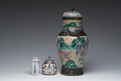 Een Chinese Nanking craquel&eacute; famille rose dekselvaas met strijdsc&egrave;nes, een theebus en een Imari-stijl theepot met deksel, 18de/19de eeuw
