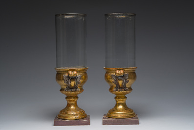 Een paar Lodewijk XVI-stijl fotoforen of windlichten in verguld en polychroom gedecoreerd hout en glas, 19de/20ste eeuw