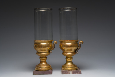 Een paar Lodewijk XVI-stijl fotoforen of windlichten in verguld en polychroom gedecoreerd hout en glas, 19de/20ste eeuw