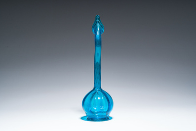 Een islamitische blauwgekleurde glazen parfumsprinkler of traanfles ('ashkdan'), Qajar, Iran, 19de eeuw