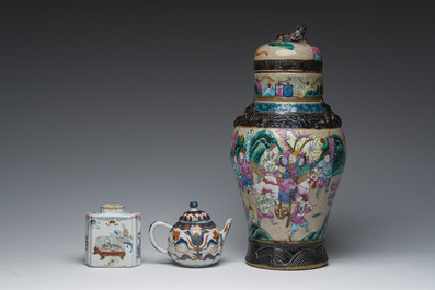 Een Chinese Nanking craquel&eacute; famille rose dekselvaas met strijdsc&egrave;nes, een theebus en een Imari-stijl theepot met deksel, 18de/19de eeuw