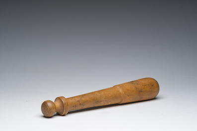 Een Franse zwartmarmeren vijzel met een latere houten stamper, 18de/19de eeuw