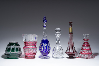Een gevarieerde collectie voornamelijk deels gekleurd gelaagd kristal, w.o. Val Saint Lambert en Atlantis, 20ste eeuw