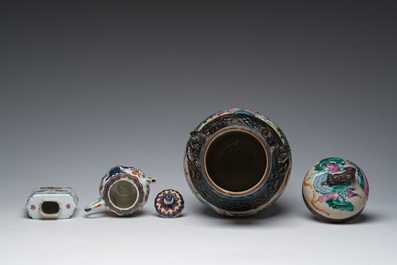 Een Chinese Nanking craquel&eacute; famille rose dekselvaas met strijdsc&egrave;nes, een theebus en een Imari-stijl theepot met deksel, 18de/19de eeuw
