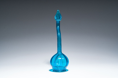 Een islamitische blauwgekleurde glazen parfumsprinkler of traanfles ('ashkdan'), Qajar, Iran, 19de eeuw