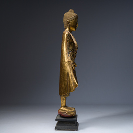 Een Thaise ingelegd verguld houten figuur van een staande Boeddha, 20ste eeuw