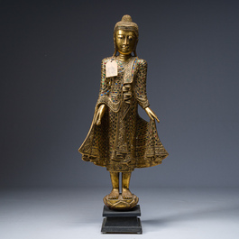 Een Thaise ingelegd verguld houten figuur van een staande Boeddha, 20ste eeuw