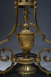 Een Franse Napoleon III-stijl verguld bronzen driepotig bijzettafel op een zwarte marmeren basis en met een groen marmeren bovenblad, begin 20ste eeuw