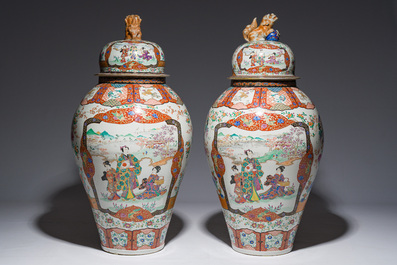 Een paar imposante Japanse Kutani dekselvazen met geanimeerde sc&egrave;nes en floraal decor, gesigneerd, Meiji, 19de eeuw
