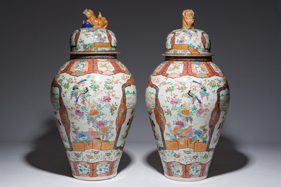 Een paar imposante Japanse Kutani dekselvazen met geanimeerde sc&egrave;nes en floraal decor, gesigneerd, Meiji, 19de eeuw