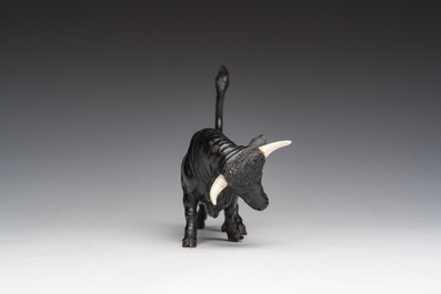 Een Frans polychroom koud beschilderd bronzen model van een stier, 19de/20ste eeuw