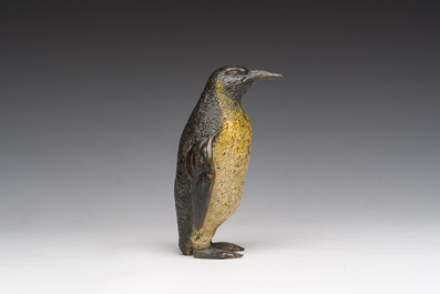 Een Weens polychroom koud beschilderd bronzen model van een pingu&iuml;n, 19de/20ste eeuw