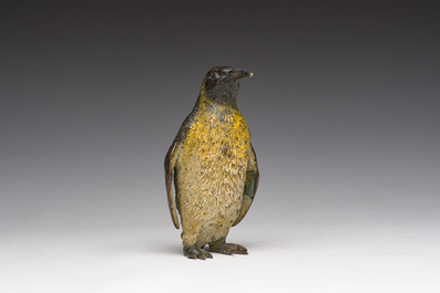 Een Weens polychroom koud beschilderd bronzen model van een pingu&iuml;n, 19de/20ste eeuw