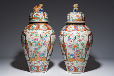 Een paar imposante Japanse Kutani dekselvazen met geanimeerde sc&egrave;nes en floraal decor, gesigneerd, Meiji, 19de eeuw