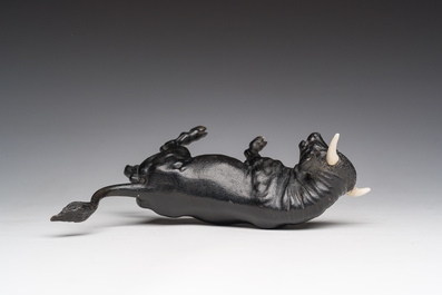 Een Frans polychroom koud beschilderd bronzen model van een stier, 19de/20ste eeuw
