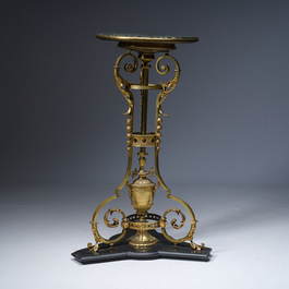 Een Franse Napoleon III-stijl verguld bronzen driepotig bijzettafel op een zwarte marmeren basis en met een groen marmeren bovenblad, begin 20ste eeuw