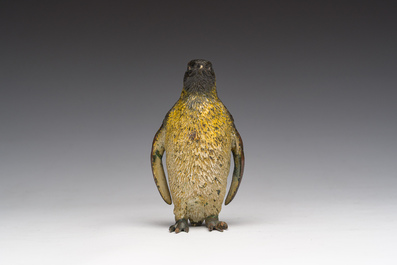 Een Weens polychroom koud beschilderd bronzen model van een pingu&iuml;n, 19de/20ste eeuw