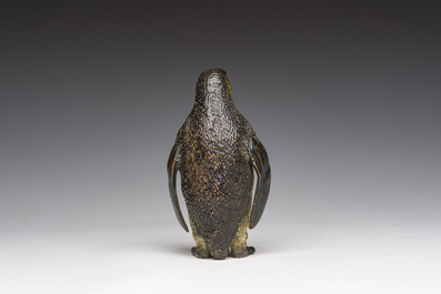 Een Weens polychroom koud beschilderd bronzen model van een pingu&iuml;n, 19de/20ste eeuw