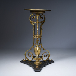 Een Franse Napoleon III-stijl verguld bronzen driepotig bijzettafel op een zwarte marmeren basis en met een groen marmeren bovenblad, begin 20ste eeuw