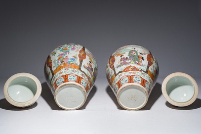 Een paar imposante Japanse Kutani dekselvazen met geanimeerde sc&egrave;nes en floraal decor, gesigneerd, Meiji, 19de eeuw