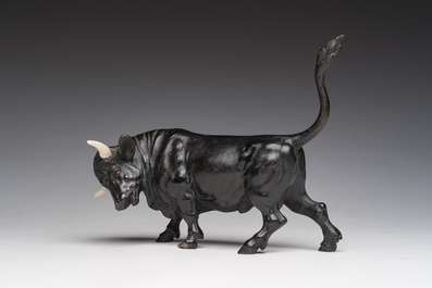 Een Frans polychroom koud beschilderd bronzen model van een stier, 19de/20ste eeuw